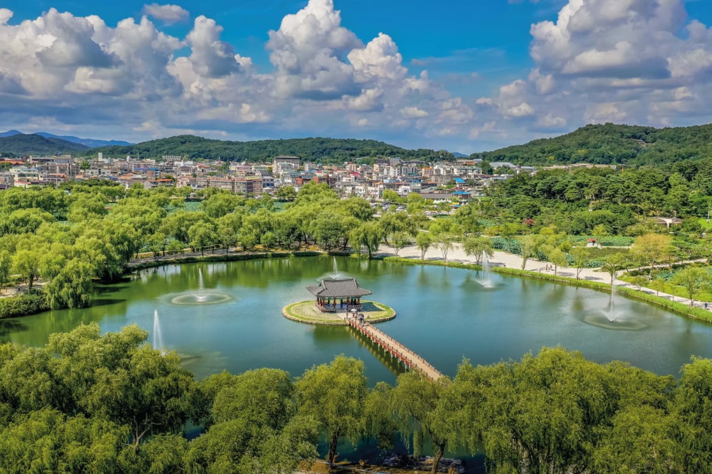 Baekje Historic Areas in Buyeo 
				(Gungnamji Pond, Busosanseong Fortress)