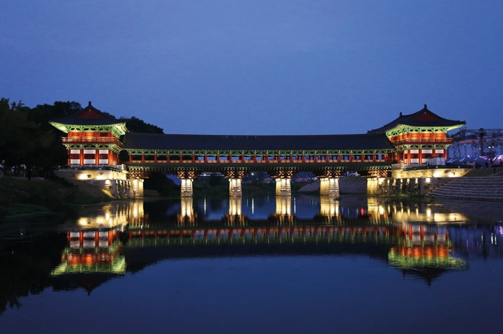 Gyeongju Daereungwon Ancient Tomb Complex (Donggung Palace and Wolji Pond, Cheomseongdae Observatory) / Hwangnidan Street / Woljeonggyo Bridge