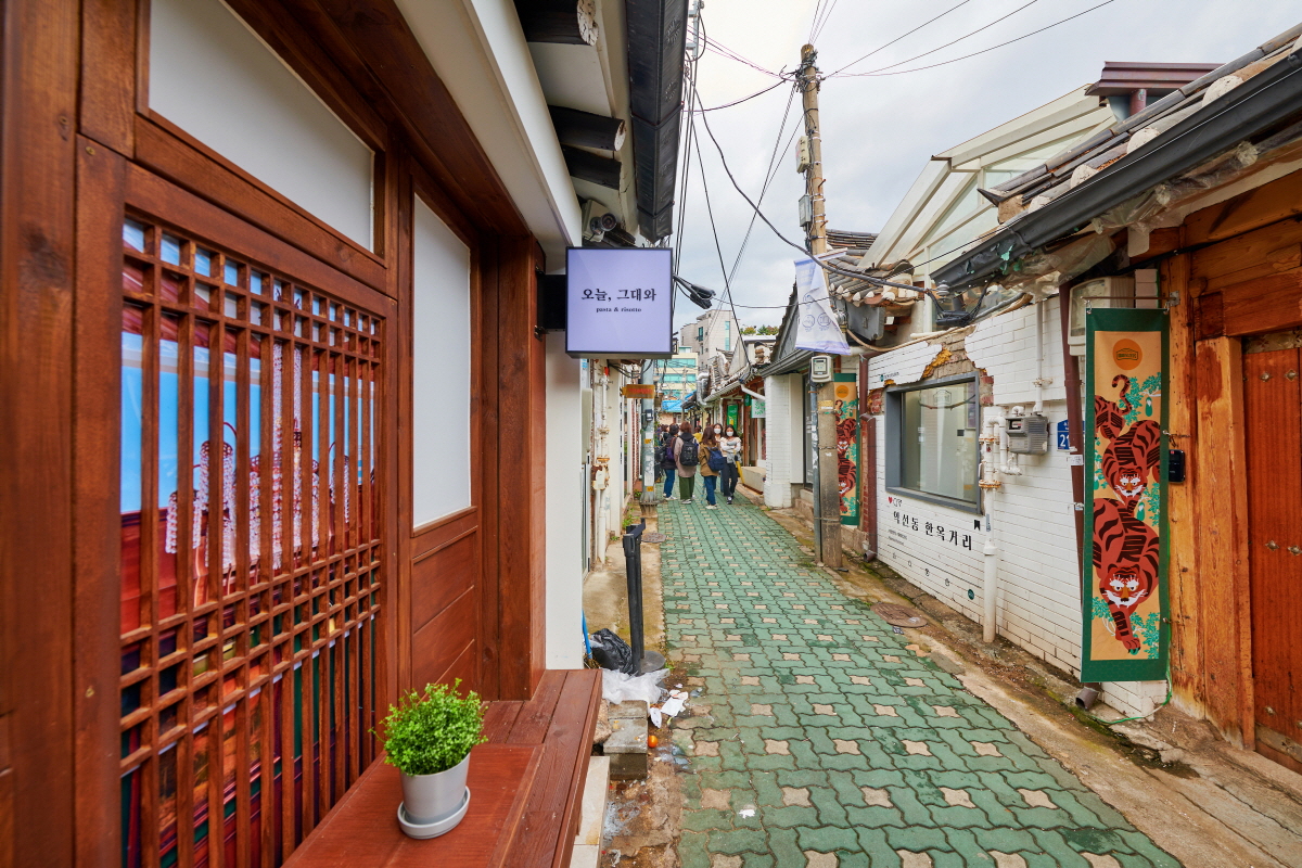 Ikseon-dong Hanok Alley