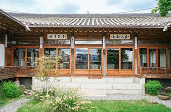 Top 5 Hanok Stays for You to Enjoy the Culture of Korea in Downtown Seoul