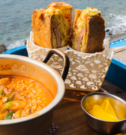 Enjoy with the view of the sea Huinnyeoul Jeomppang Ramyeon and Toast