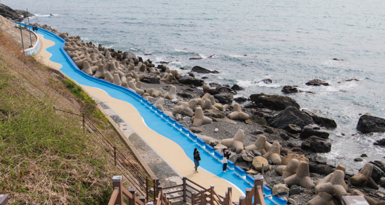Jeoryeong Coastal Trail where you can take a walk while enjoying the scenery of the sea