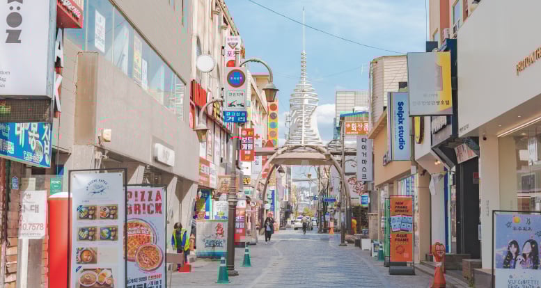 Gaengnidan Street scenery with many shops