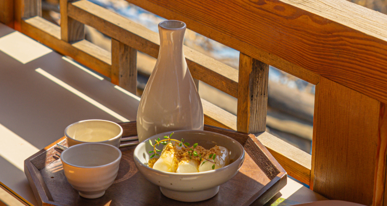 A menu that includes rice cakes with injeolmi powder and traditional drinks