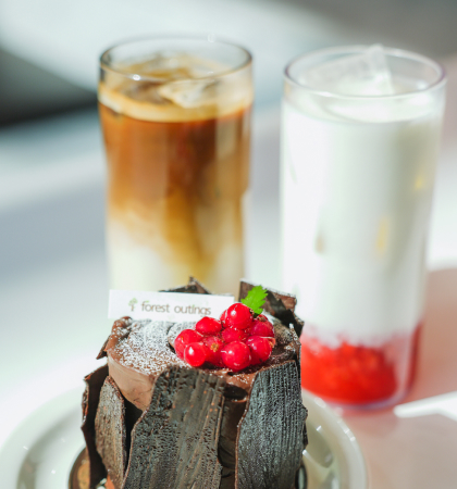 Forest Outings Songdo Branch with a variety of desserts and coffee menus