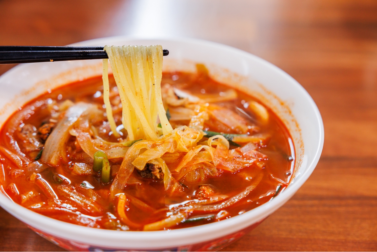 Seafood Jjamppong to Help You Hangover Jjamppong noodles lifted with chopsticks