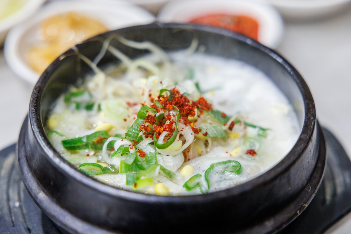 A refreshing bean sprout and rice soup to help with hangovers Bean sprout and rice soup in an earthen pot bowl