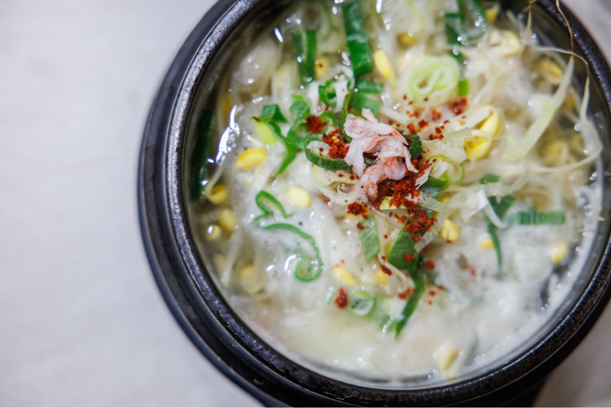 A refreshing bean sprout and rice soup to help with hangovers A clear broth-based bean sprout and rice soup