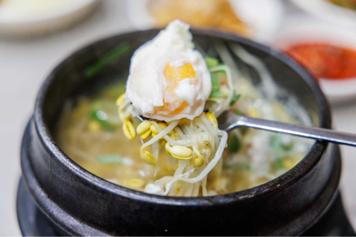 A refreshing bean sprout and rice soup to help with hangovers Bean sprout soup with eggs