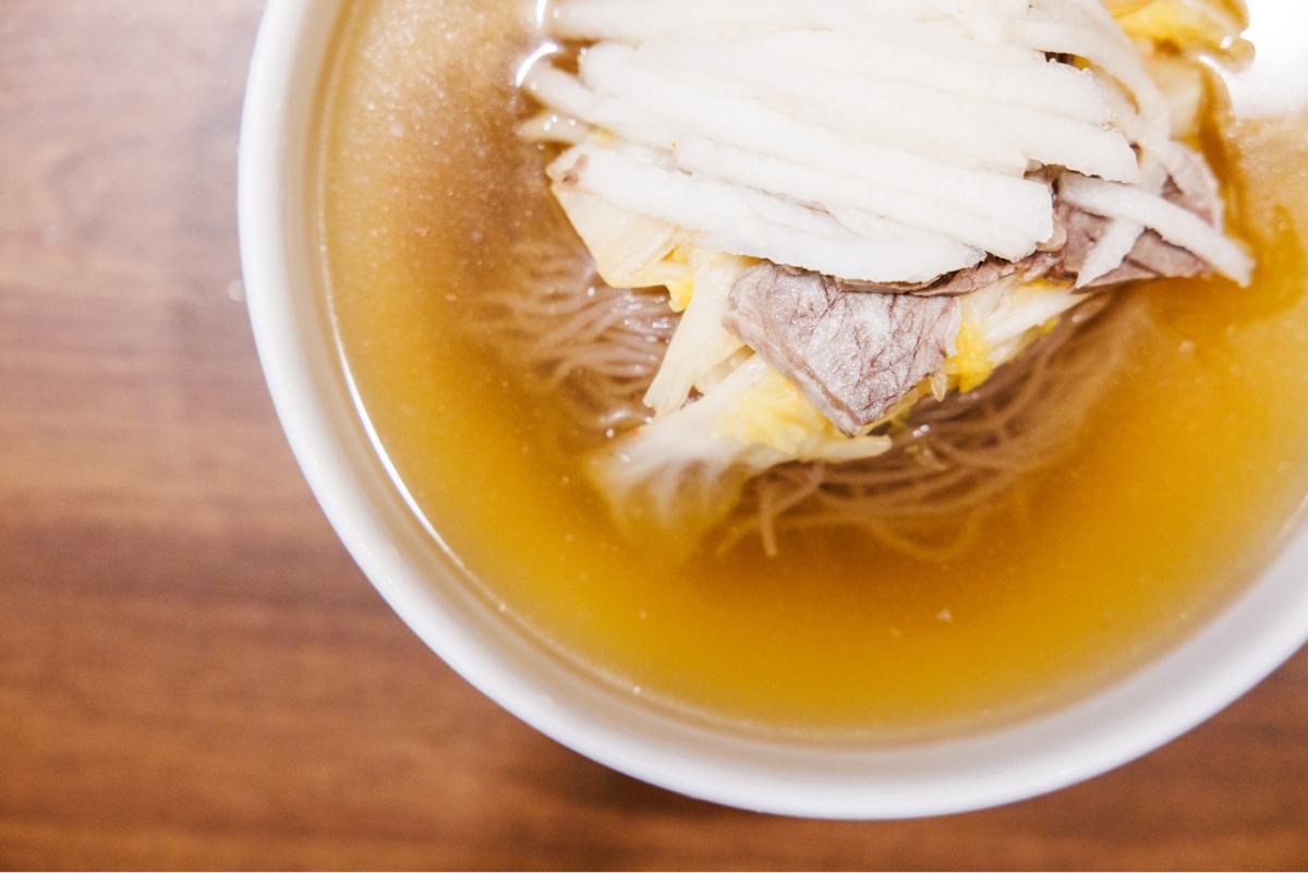 Healthy taste of Pyeongyang Cold Noodles Pyeongyang cold noodle with meat and radish