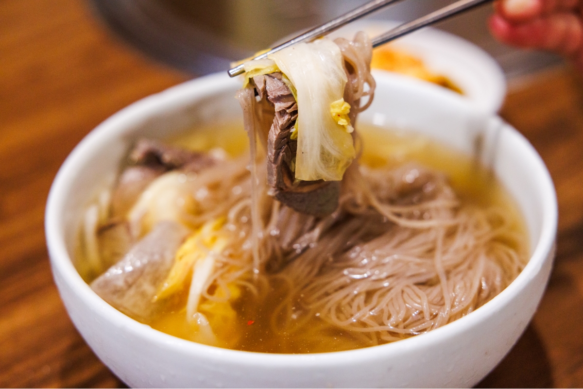 Healthy taste of Pyeongyang Cold Noodles Pyongyang cold noodle served with side dishes