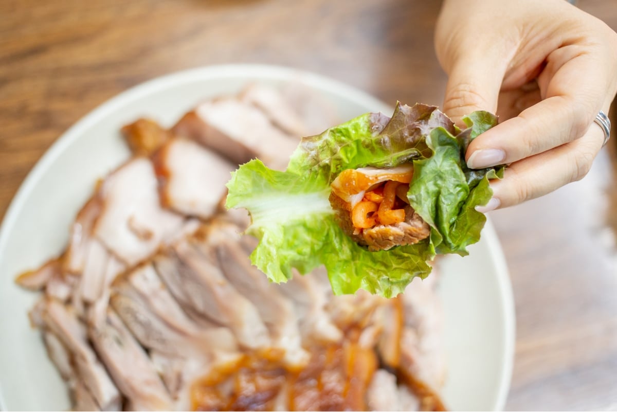 Jokbal eatting with vegetables