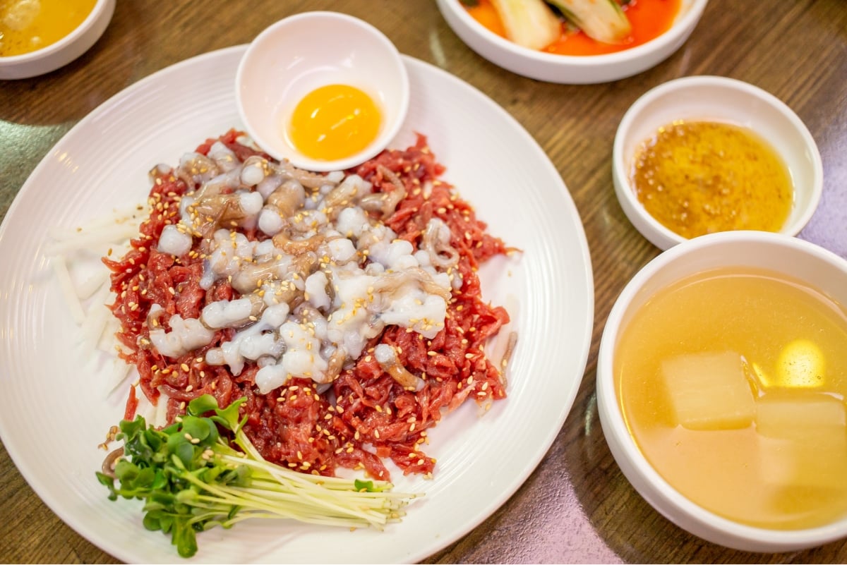 Yukhoe with live octopus and side dishes