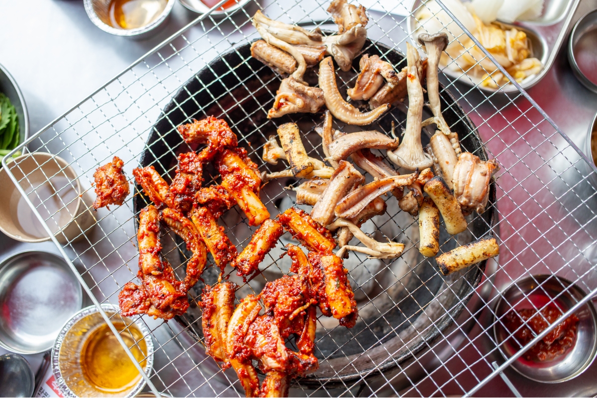Grilled seasoned eel on an iron plate