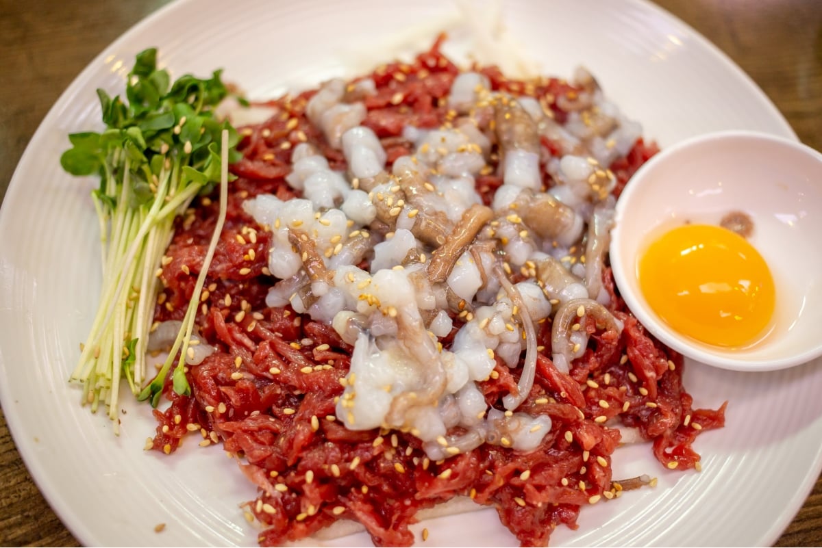 Hardcore Korean food that even Koreans find difficult Live octopus on yukhoe