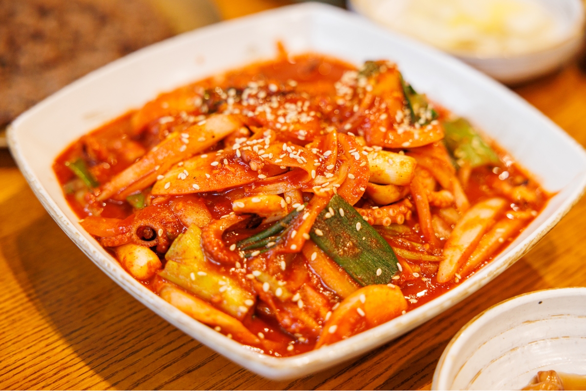 Stir-fried octopus with spicy seasoning and vegetables