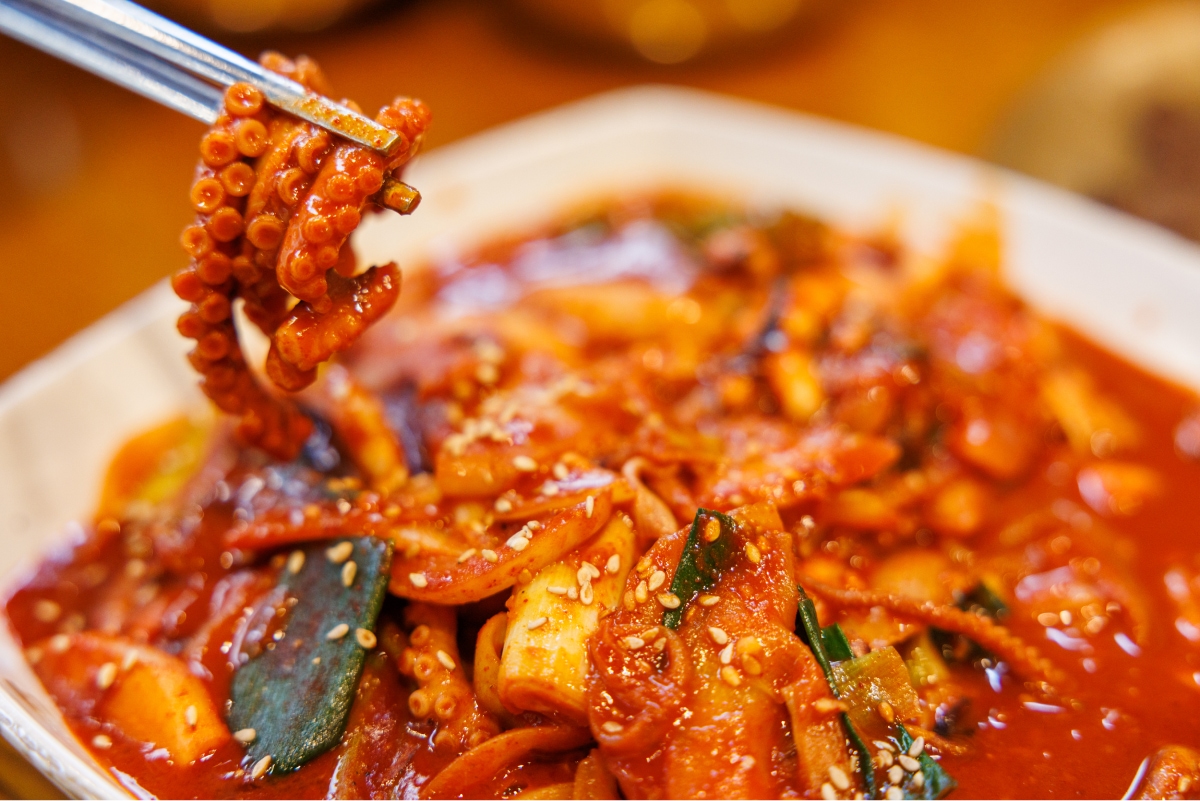 A picture of lifting an octopus with chopsticks