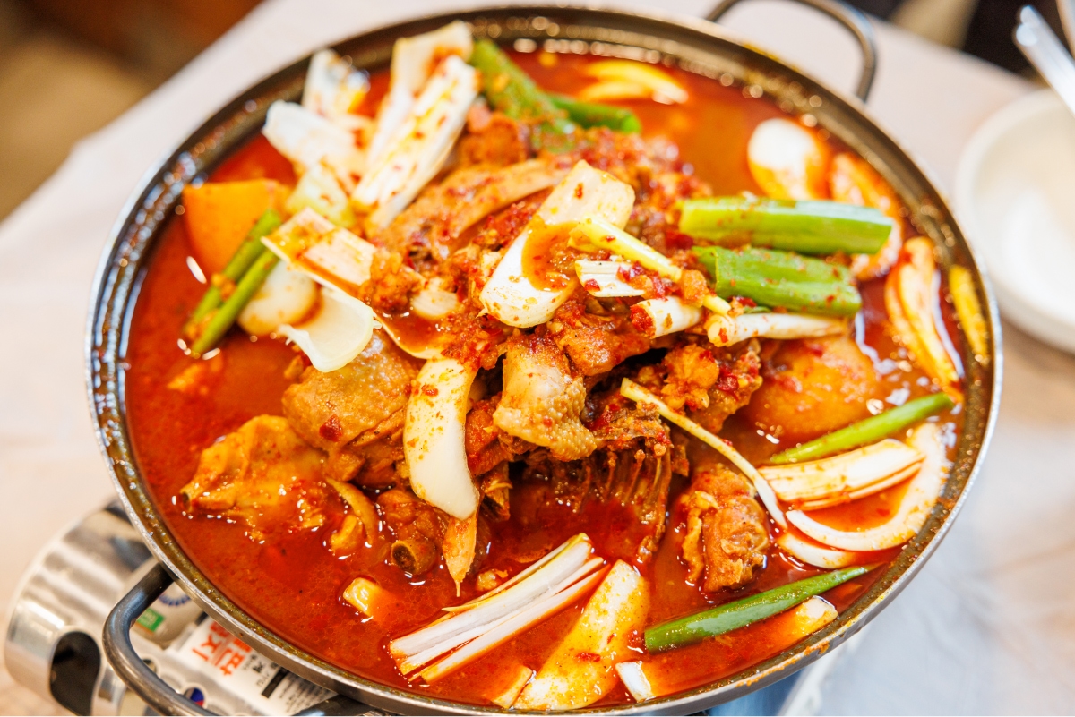 Spicy braised spicy chicken cooked with various ingredients