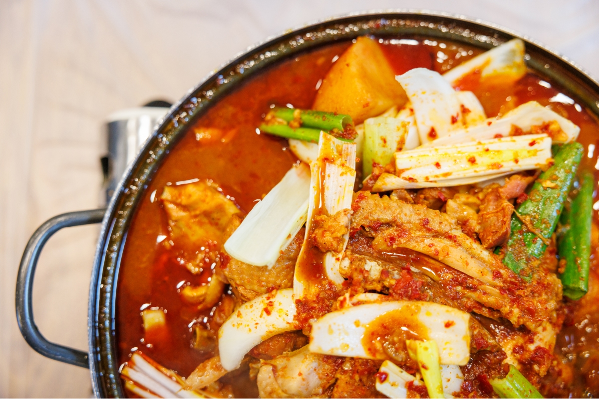 Spicy braised spicy chicken cooked with various ingredients