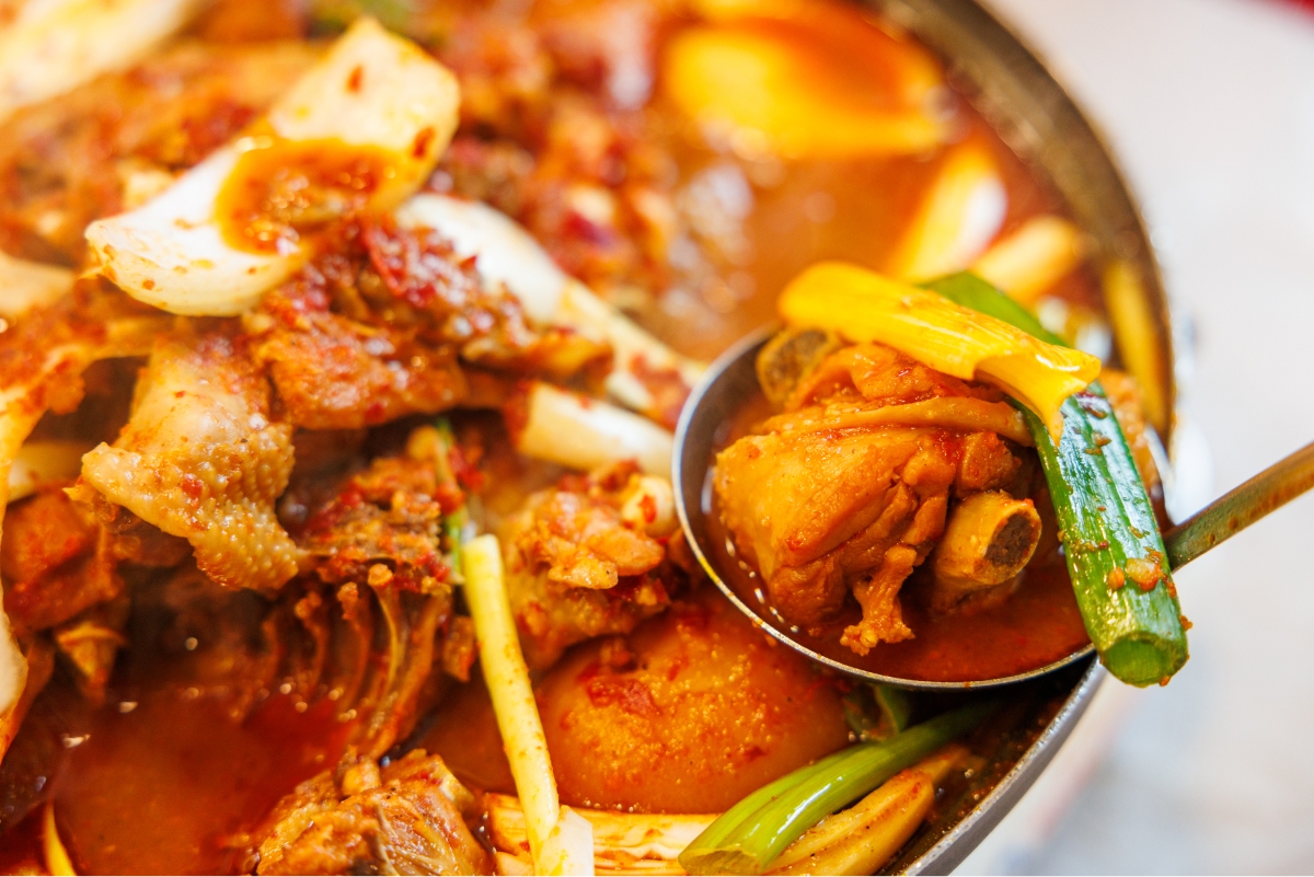 Spicy braised spicy chicken cooked with various ingredients