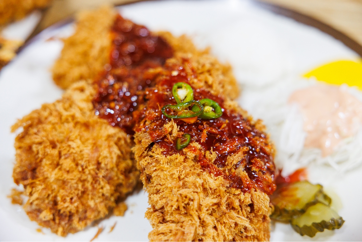 Pork cutlet with spicy sauce