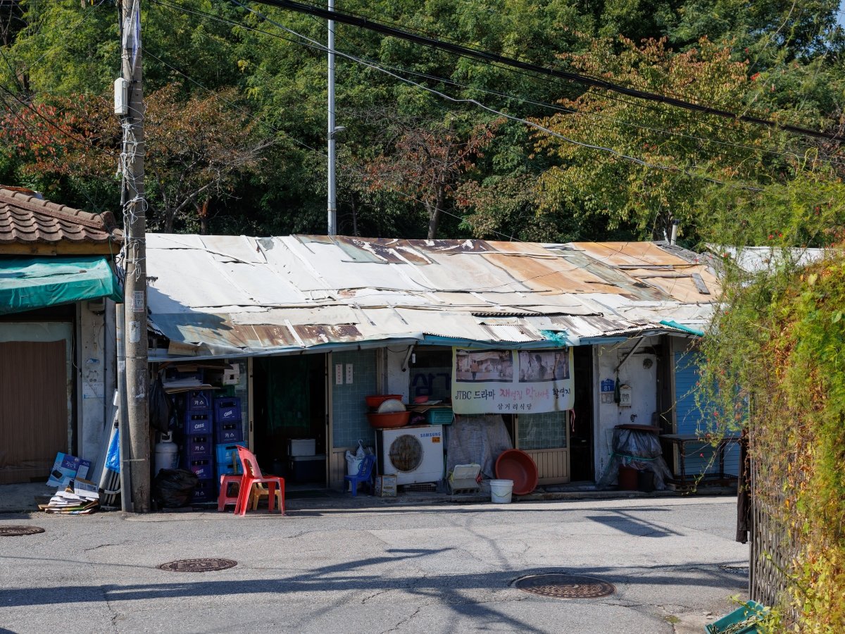 A view of the Samgeori restaurant with a cozy atmosphere from the drama