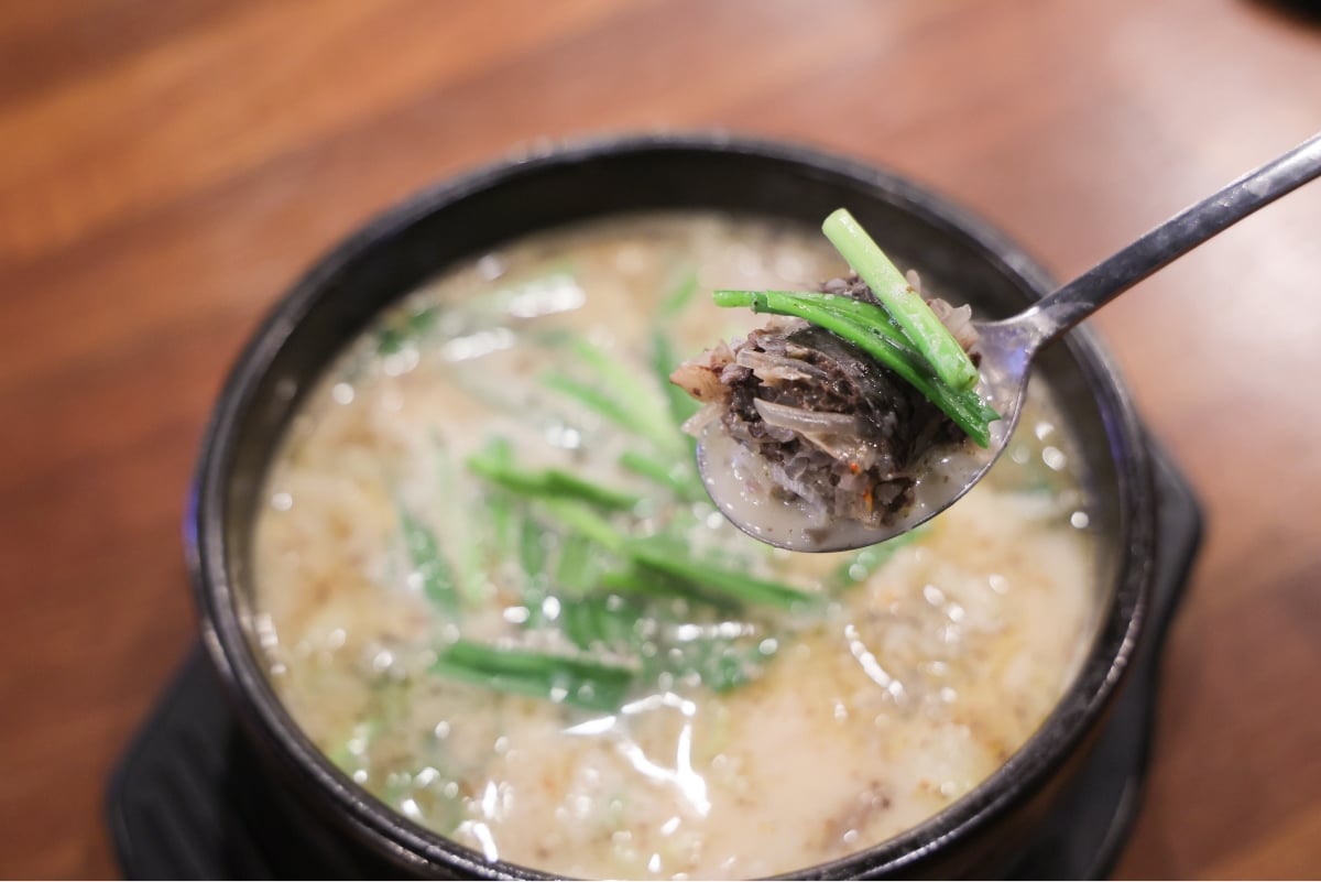 Fresh sundae and green onion in Sundae Gukbap