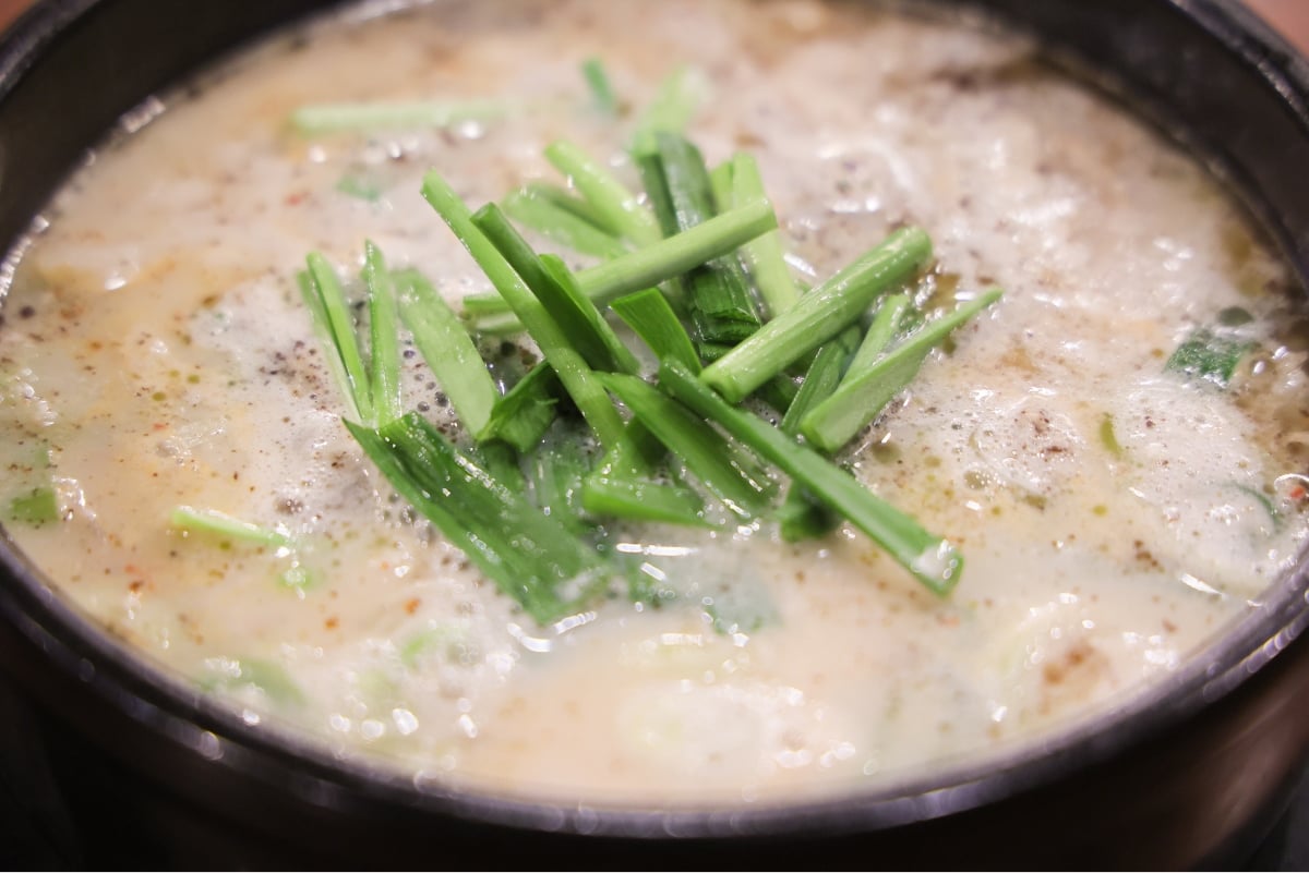 Sundae rice soup with fresh green onions on top