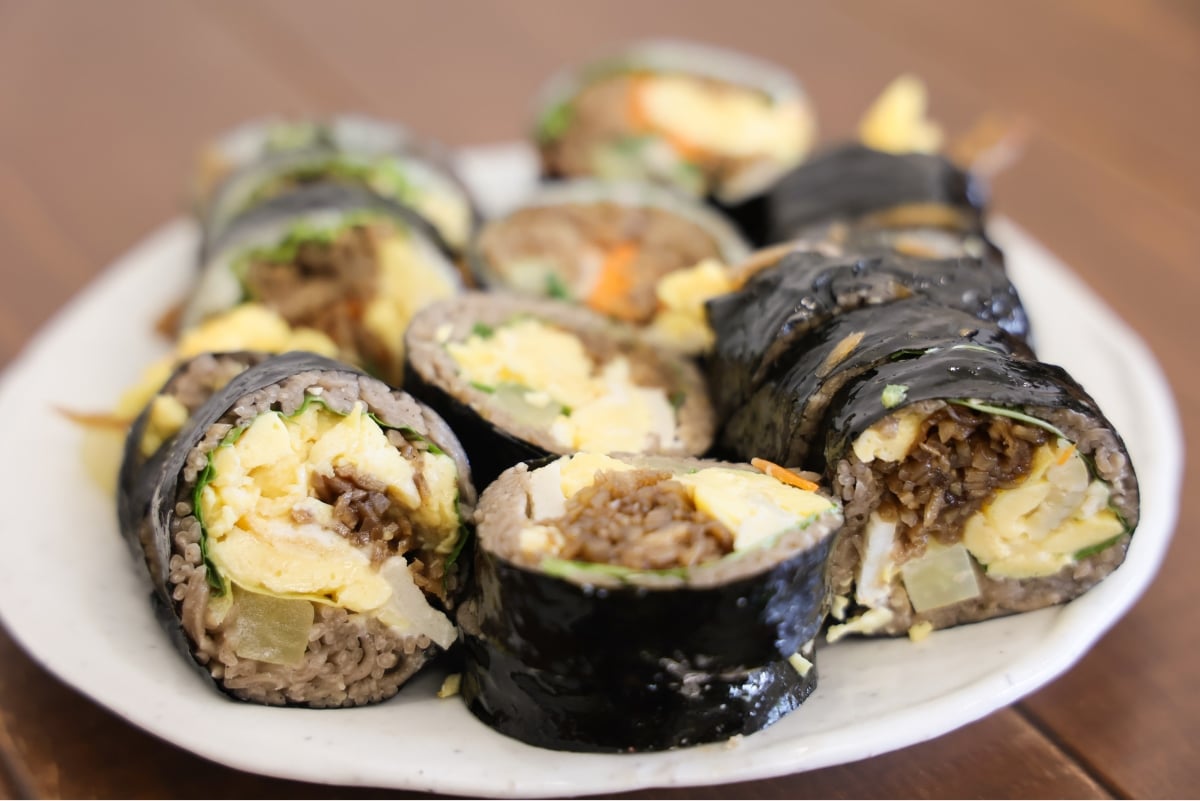 Buckwheat gimbap with egg and buckwheat