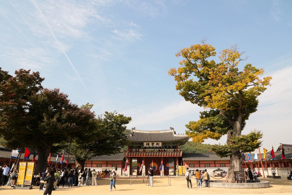 Sinpungru, the main gate of Hwaseong Haenggung Palace