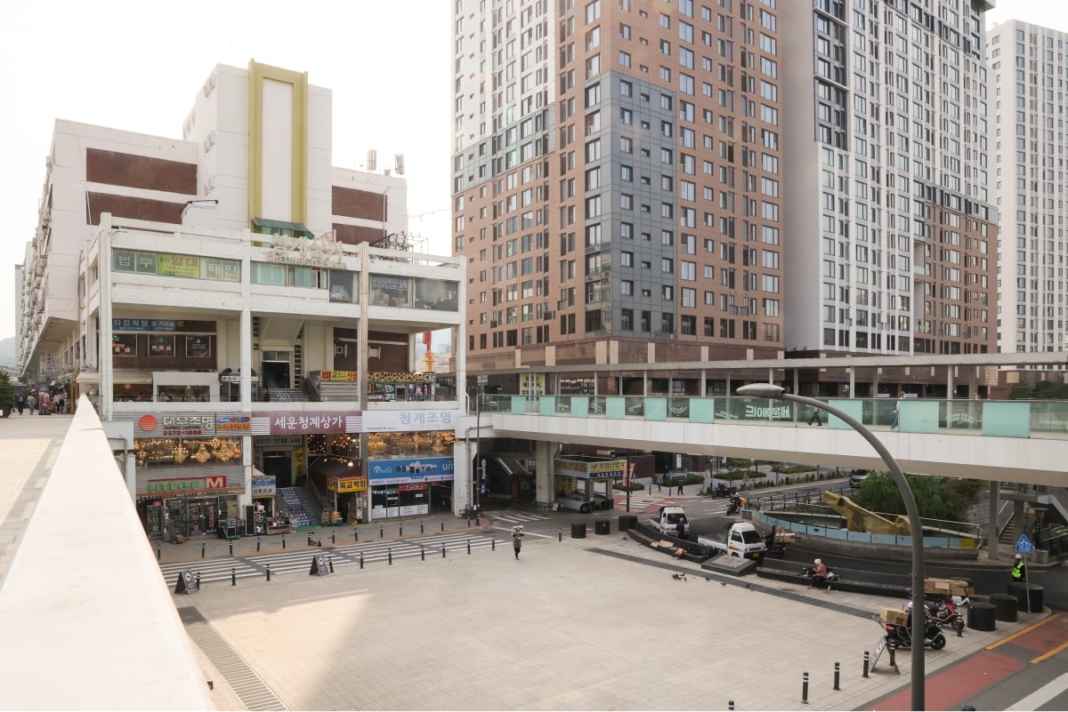 Seun Cheonggye Shopping Mall seen from the suspension bridge