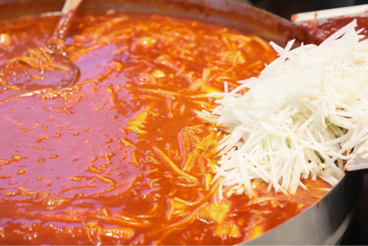 Tteokbokki made with thinly sliced ​​radish