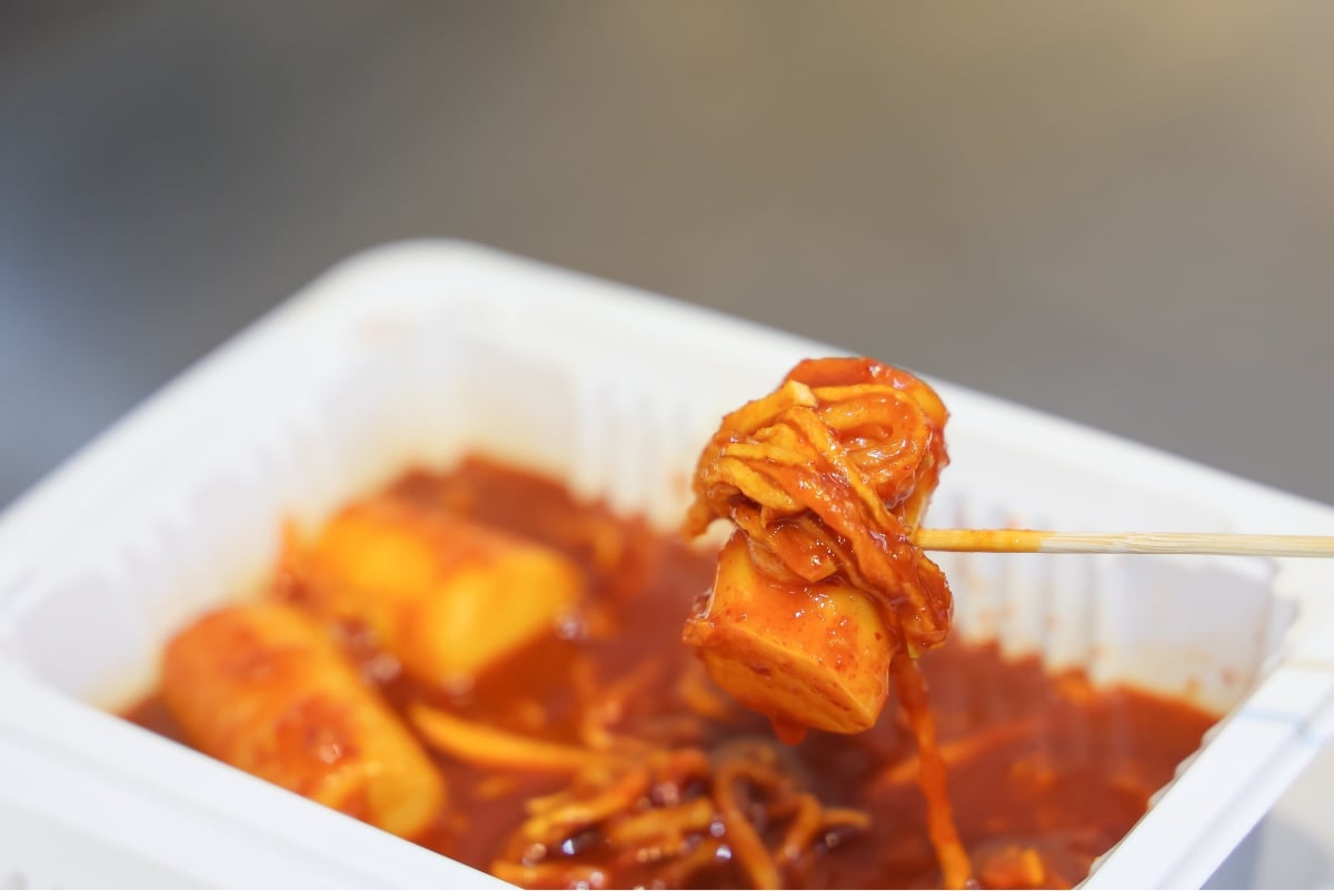 Tteokbokki with thinly sliced ​​radish