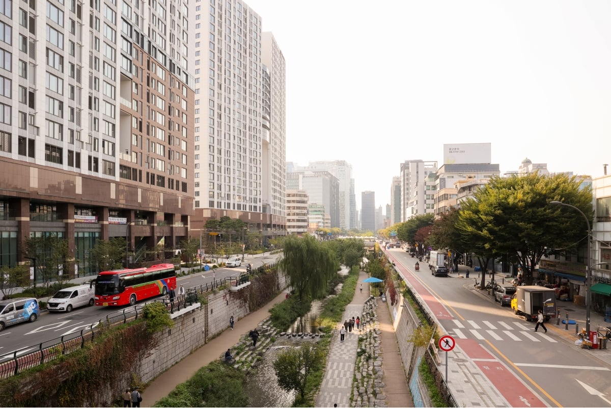 Cheonggyecheon Stream, a stream flowing in the city center