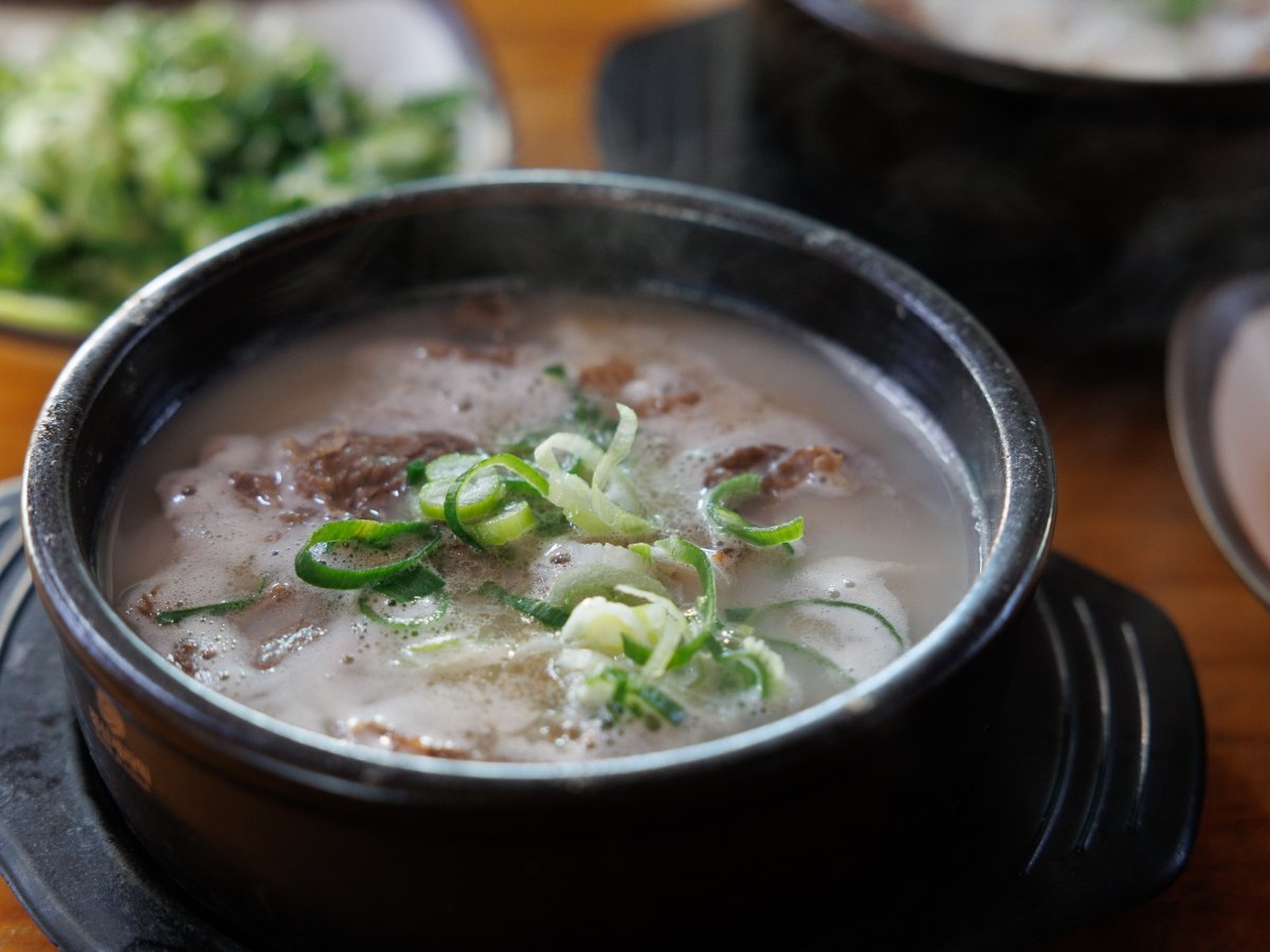 A bowl of Seolleongtang in a earthen pot