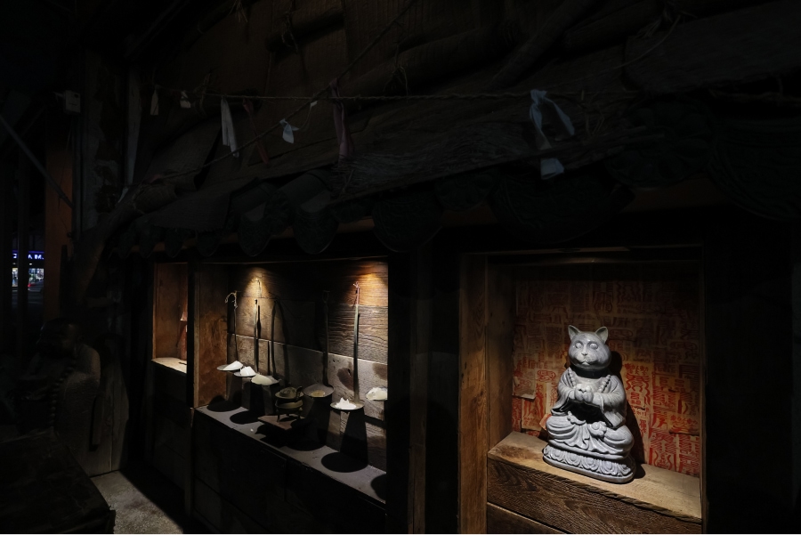 A statue decorated inside the zooshindang