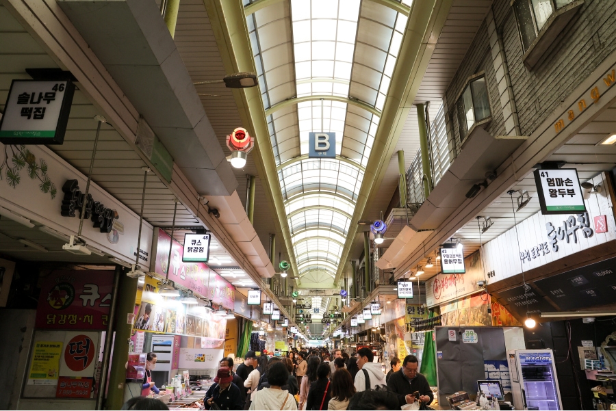 Inside the Mangwon market full of visitors
