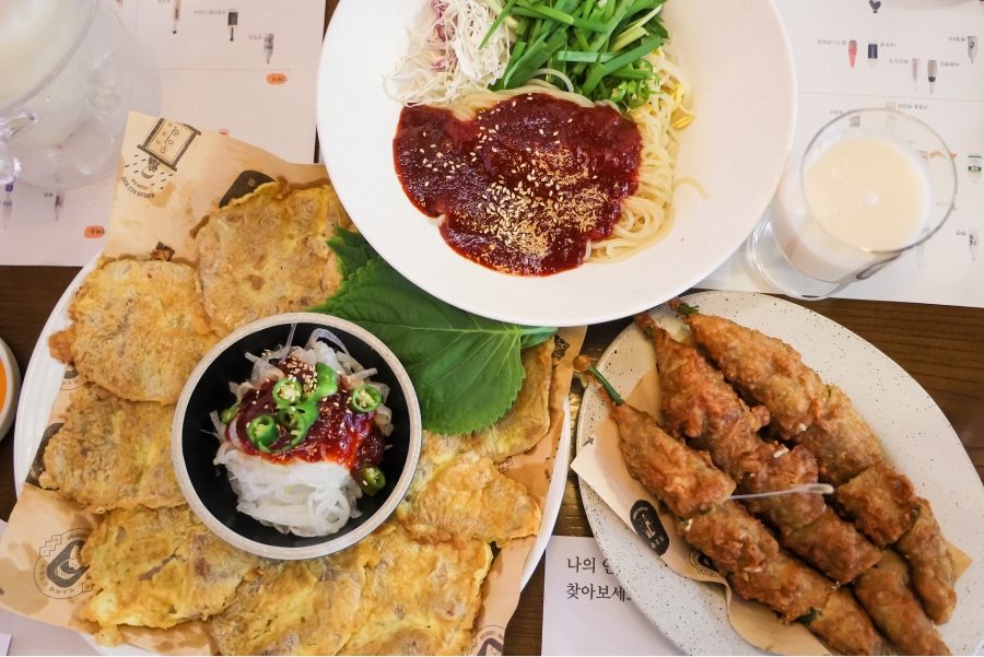 The harmony of fried chili peppers, meat pancakes, spicy jjolmyeon