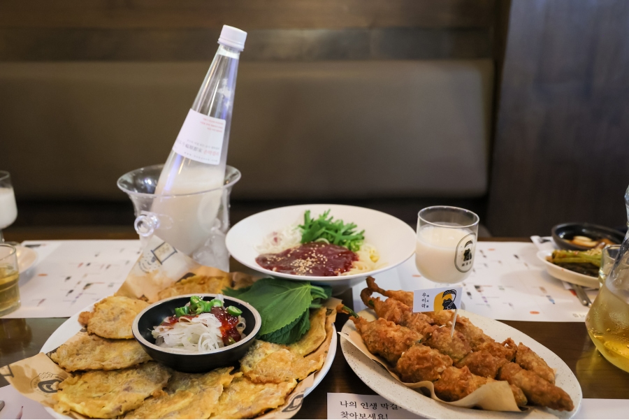 The harmony of fried chili peppers, meat pancakes, spicy jjolmyeon