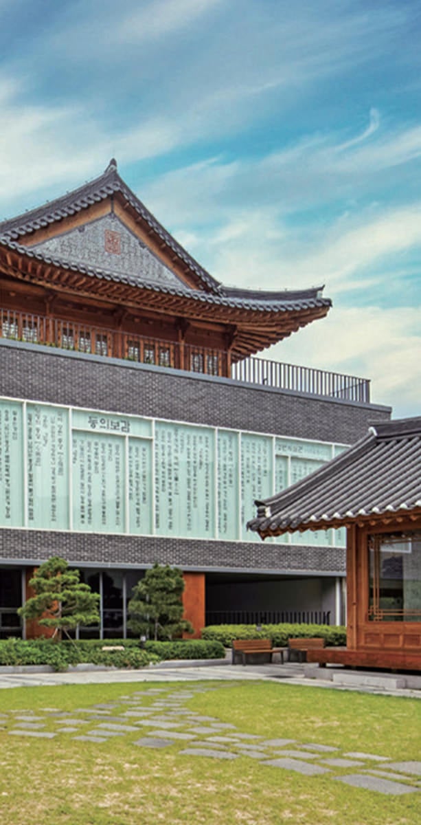 Architectures Embracing the Beauty of a Hanok